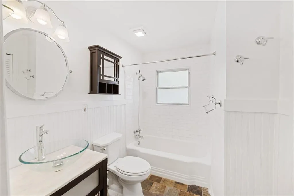 Atlanta, Georgia 30324, United States, 3 Bedrooms Bedrooms, ,2 BathroomsBathrooms,Residential,Active,240653