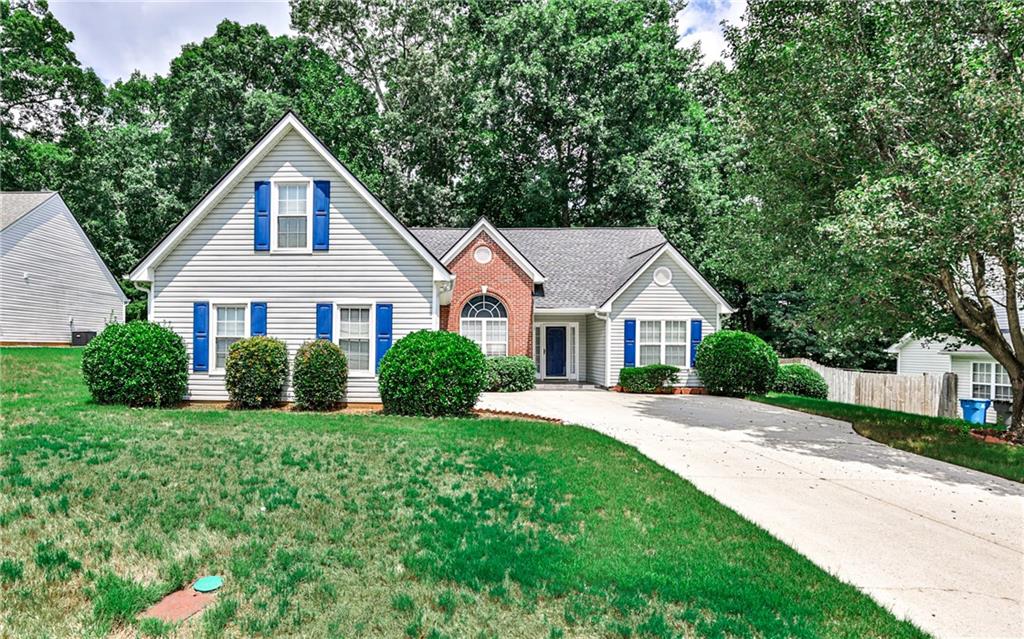 Turn key opportunity in an established Dacula neighborhood. This traditional ranch has a great layout to maximize the square footage with an open layout. Upon entering the freshly painted walls, high ceilings and natural light welcome you in. The living area is anchored by a gas fireplace and has a view to the kitchen and dining area. The kitchen features solid stone countertops, 2 separate pantries and a perfect breakfast nook. The large primary bedroom is separated from the rest of the home to provide a private retreat with high ceilings, ensuite bath, and walk in closet. Bonus room over the garage is perfect for a playroom, office, home gym, or studio.
Back patio is a quiet area to relax or grill out with family and friends. Community offers swim, tennis, playground and sidewalks throughout with low HOA.
Conveniently located near I-85, the Mall of Georgia, and Highway 316, this home provides easy access to shopping and commuting.