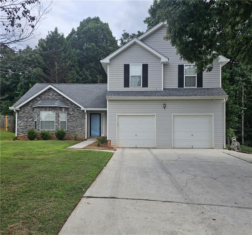 Enjoy this quiet community in the city of Fairburn 3 bedroom 2.5 baths perfect for family living. Separate living room, dining room and family room with a fireplace. Large open eat in kitchen overlooks the family room. Large size master suite with separate shower/tub and walk in closet spacious secondary bedrooms. Creekside High School and Bear Creek Middle School are both within walking distance. Home also has a large back yard and 2 car garage. Don't miss out on this nice rental property.**TENANT OCCUPIED** **NO LOCKBOX** 24 hour notice to show please use Showing Time!!!