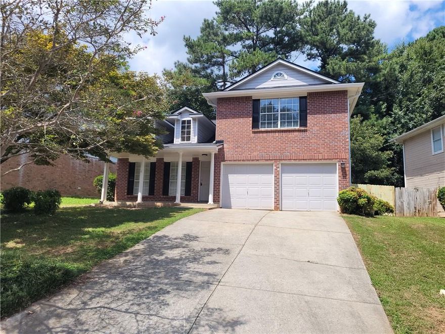 Light and bright with new carpet. Great room with fireplace, vaulted ceiling and ceiling fan, spacious eat-in kitchen, large Main Bedroom with walk-in closets, main bathroom with double vanity and separate garden tub and shower, fenced backyard.
There is no refrigerator, but it is negotiable