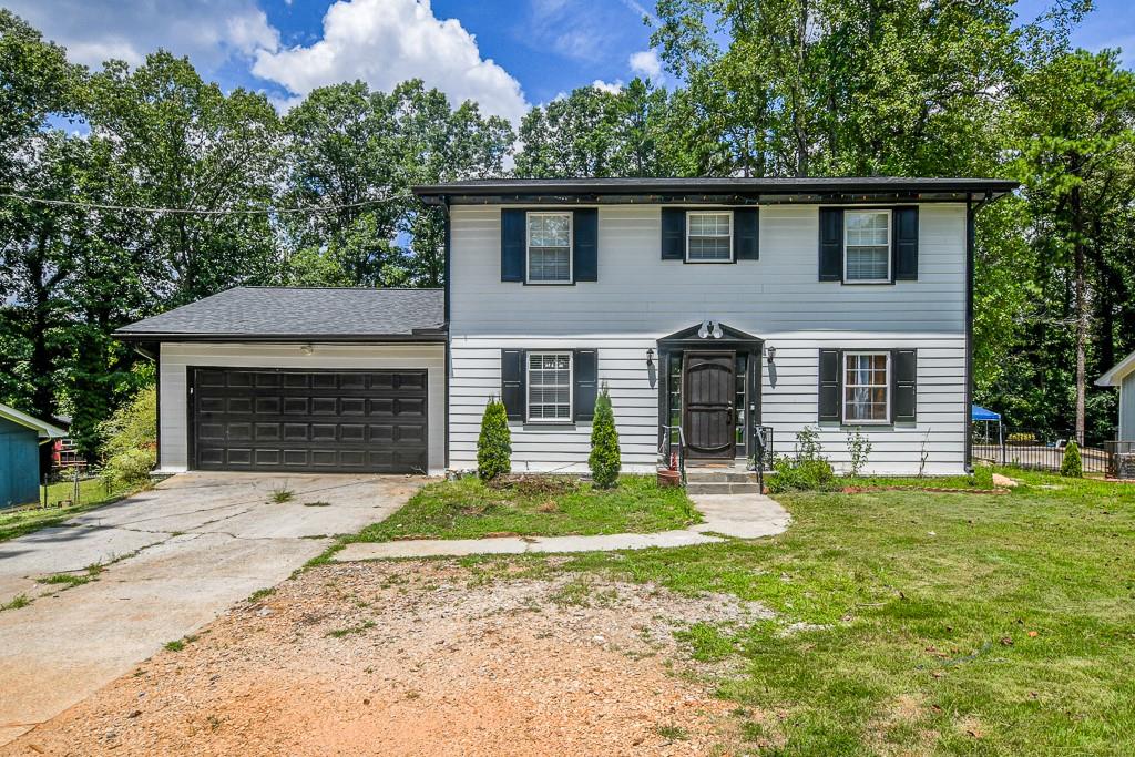 BILLINGUAL!!!
Welcome to 634 Rockborough Drive, Stone Mountain!
This beautiful residence combines comfort, space, and a convenient location. With 4 bedrooms and 2.5 bathrooms, this home offers a functional layout with open spaces, natural lighting, and a welcoming atmosphere perfect for families or investors.
Enjoy an updated kitchen with modern appliances, granite countertops, and elegant cabinetry. The living and dining area provides plenty of space for entertaining, while the backyard offers the ideal space for relaxing or barbecuing.
Located in a quiet residential community, close to schools, shops, parks, and easy access to major highways. Just minutes from historic Stone Mountain Park!
Whether as your next home or an excellent investment opportunity, this property has it all. Don't miss this opportunity!
BILINGUE!!!
¡Bienvenido a 634 Rockborough Drive, Stone Mountain!
Esta hermosa residencia combina comodidad, espacio y con buena ubicación. Con 4 habitaciones y 2 1/2 baños, esta casa ofrece un diseño funcional con espacios abiertos, iluminación natural y un ambiente acogedor perfecto para familias o inversionistas.
Disfruta de una cocina renovada con electrodomésticos modernos, encimeras de granito y gabinetes elegantes. El área de sala y comedor brinda amplitud para recibir a tus invitados, mientras que el patio trasero ofrece el espacio ideal para relajarse o hacer barbacoas.
Ubicada en una tranquila comunidad residencial, cerca de escuelas, comercios, parques y con fácil acceso a las autopistas principales. ¡A solo minutos del histórico Stone Mountain Park!
Ya sea como tu próximo hogar o una excelente oportunidad de inversión, esta propiedad lo tiene todo. ¡No dejes pasar esta oportunidad!