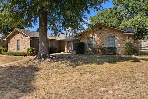 Homes For Sale - 515 Berkshire Drive<br/> Longview, TX 75605