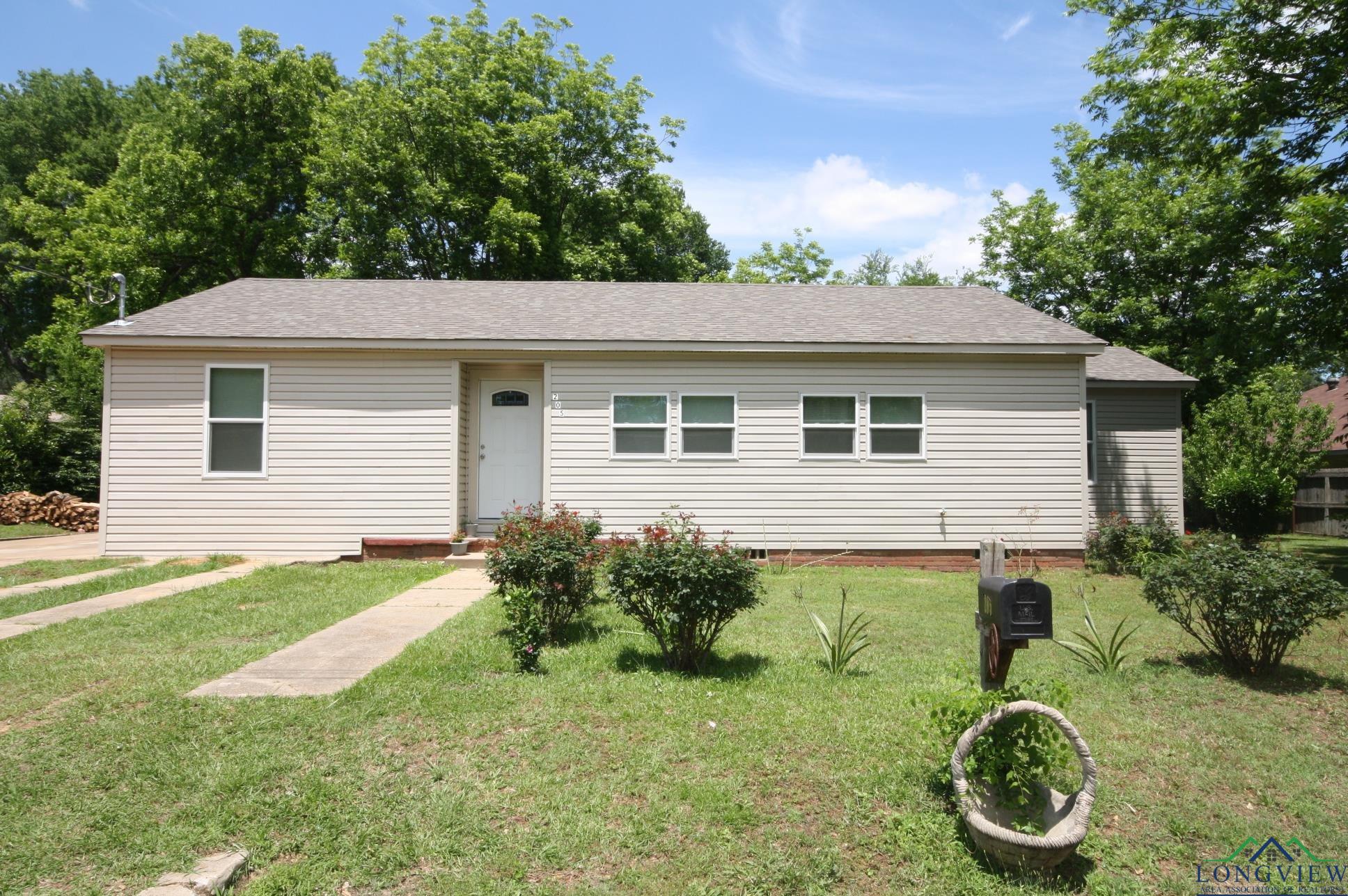 205 W Jones St, Longview, Texas image 1