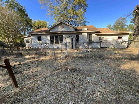 Homes For Sale - 2221 E 11th St<br/> Texarkana, AR 71854
