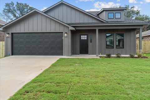 Homes For Sale - 16410 Crossing Circle<br/> Lindale, TX 75771