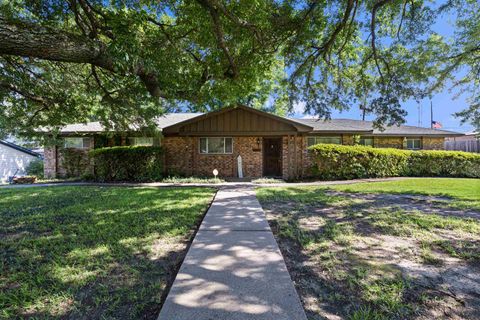 Homes For Sale - 106 E Gladiola St<br/> White Oak, TX 75693
