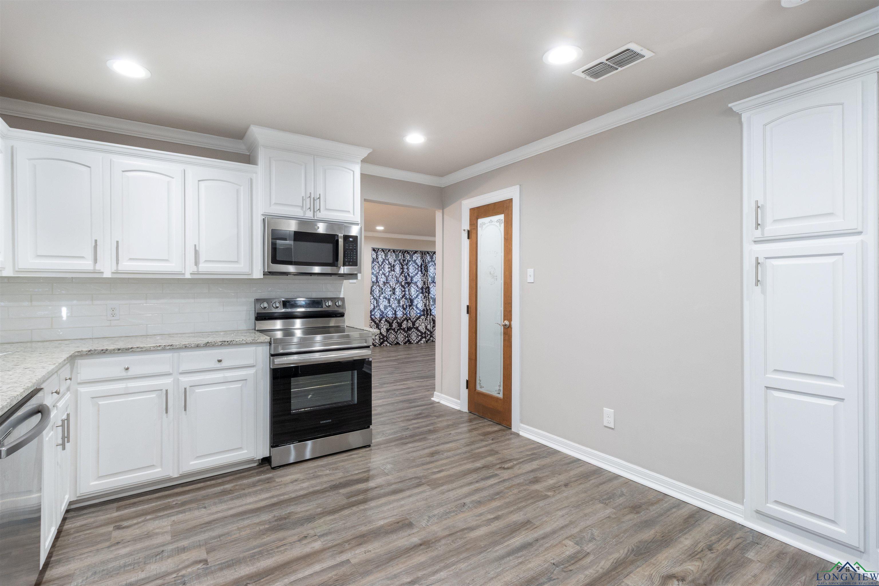 102 N Joann St, White Oak, Texas image 13