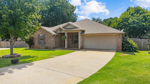 Homes For Sale - 114 Haley Lane<br/> Chandler, TX 75758