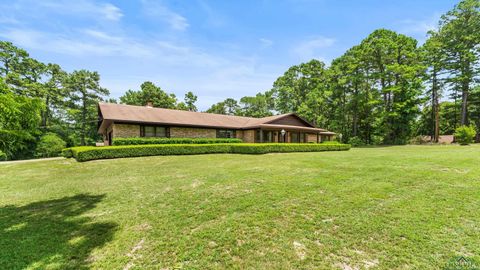 Homes For Sale - 2115 E Pinecrest Dr<br/> Atlanta, TX 75551