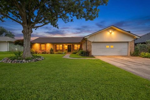 Homes For Sale - 1915 Castlegate Dr<br/> Henderson, TX 75654