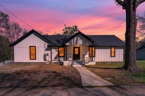 Homes For Sale - 203 S Olive St<br/> Gladewater, TX 75647