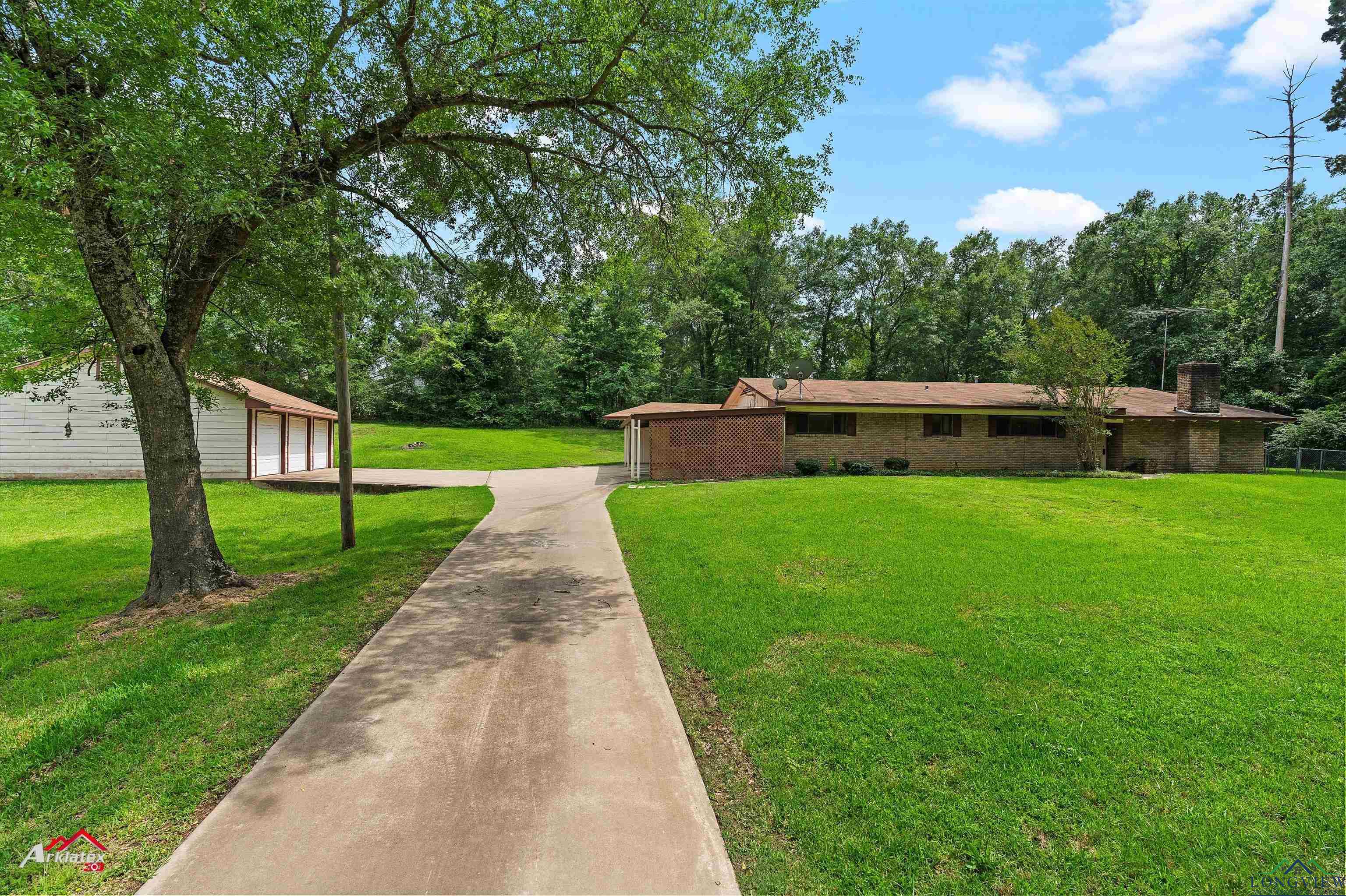 1320 Pinehill Drive, Jefferson, Texas image 1