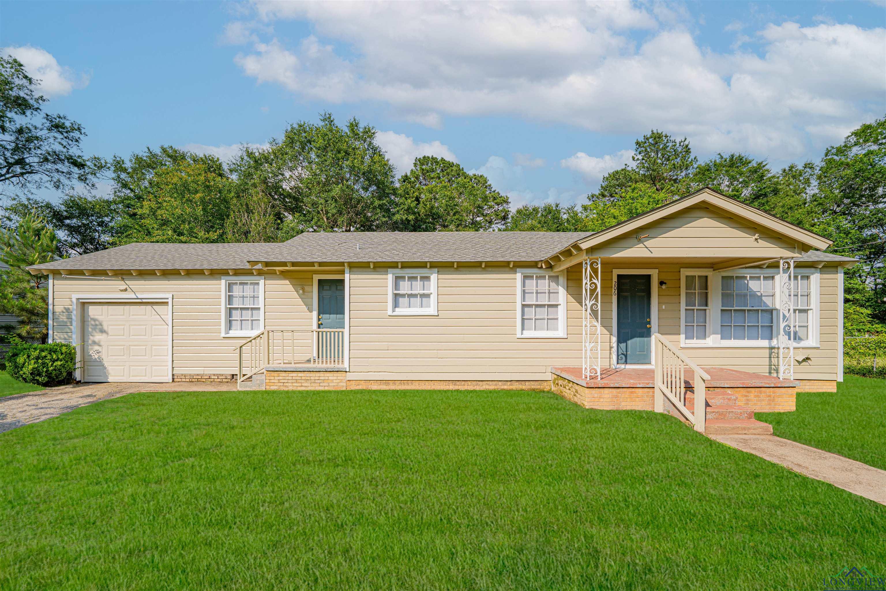 206 Empire St, Gladewater, Texas image 1