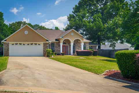Homes For Sale - 1015 Stonewall Dr<br/> Marshall, TX 75672