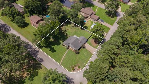 Homes For Sale - 595 Country Place<br/> Longview, TX 75605