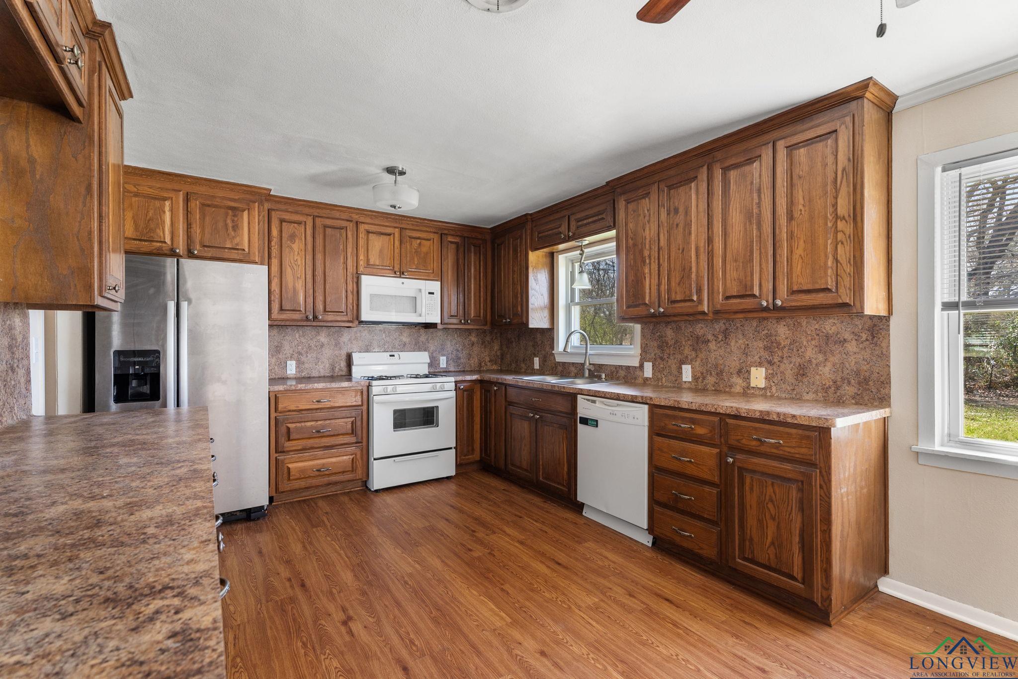 104 W Blackstone Dr, White Oak, Texas image 9