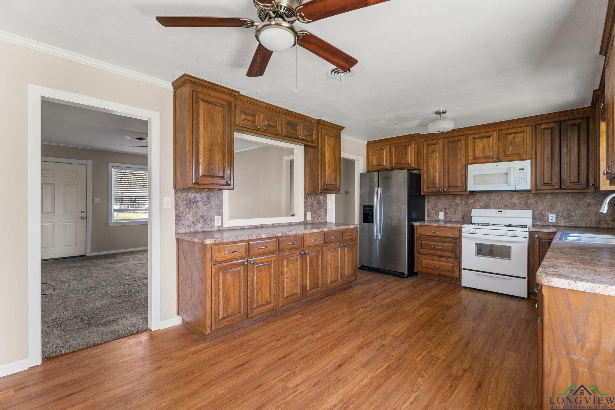 104 W Blackstone Dr, White Oak, Texas image 8
