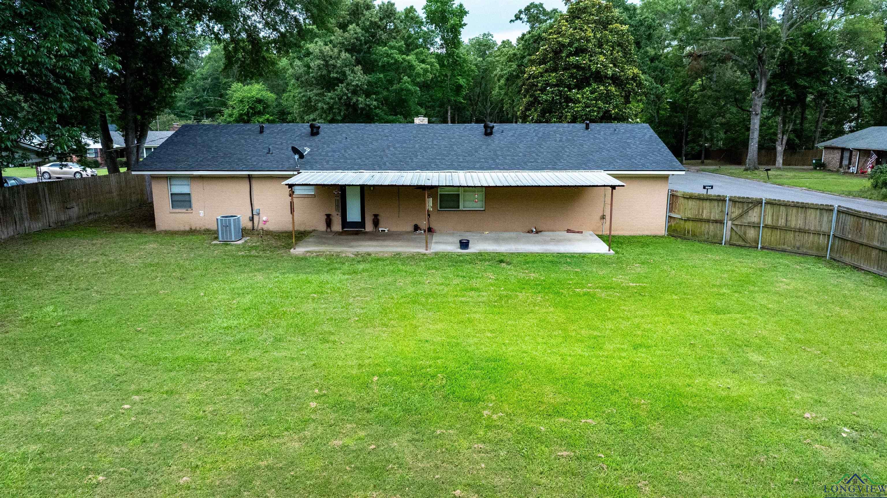 1130 Oakwood St, Carthage, Texas image 3