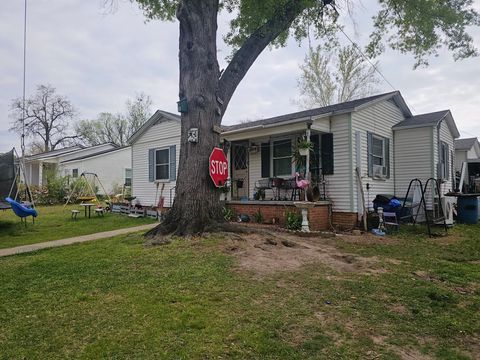 Homes For Sale - 207 Forrest St<br/> Rusk County, Henderson, TX 75654