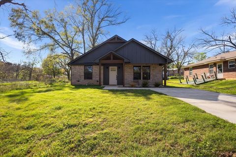 Homes For Sale - 405 S Short Street<br/> Troup, TX 75789