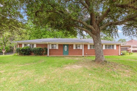 Homes For Sale - 207 N Stewart St<br/> White Oak, TX 75693