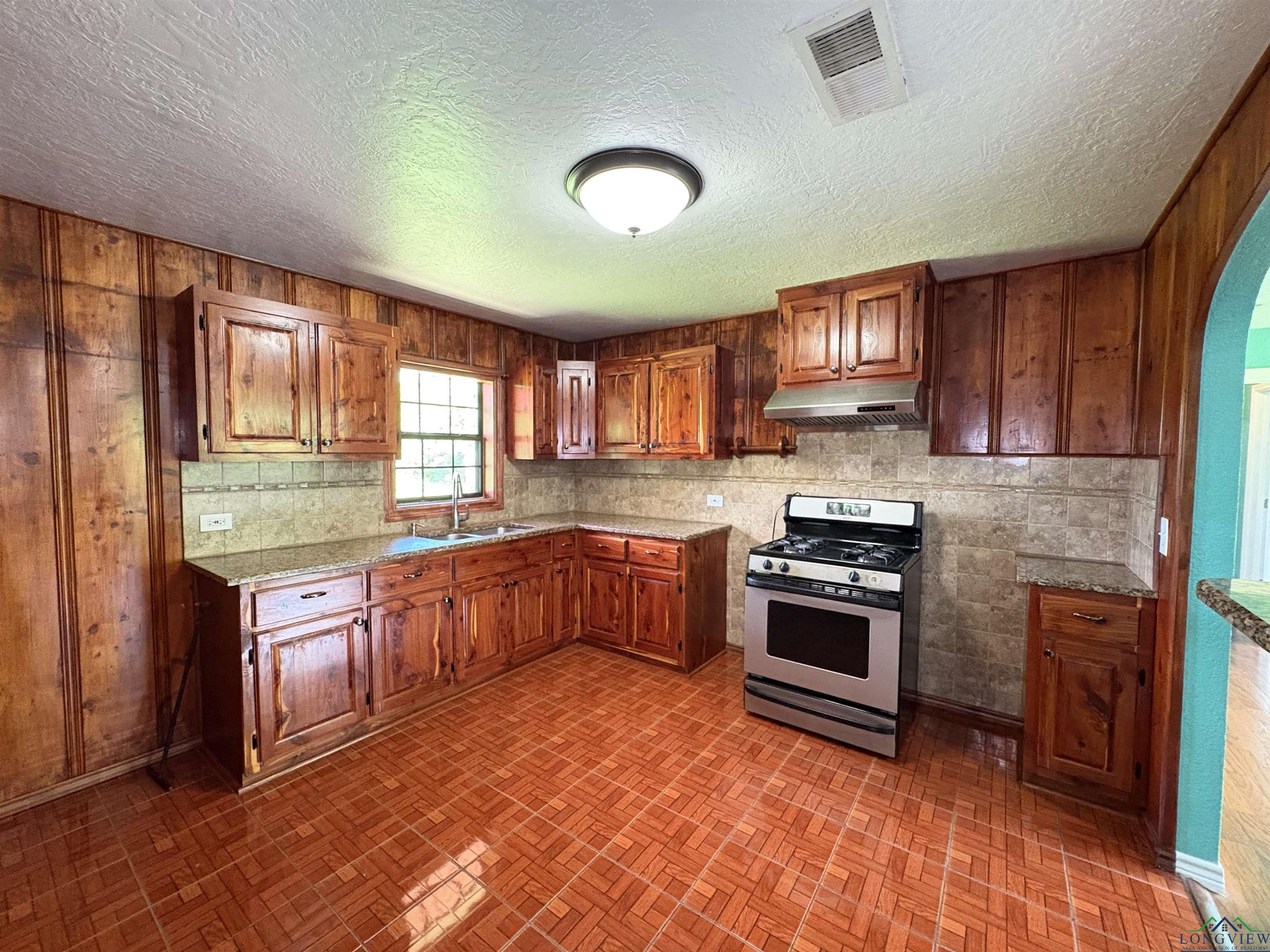 1205 Lamar Dr, Mount Pleasant, Texas image 5