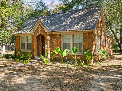Homes For Sale - 209 Polk St<br/> Gilmer, TX 75644
