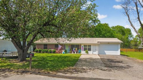 Homes For Sale - 100 Martin St<br/> Morris County, Naples, TX 75568