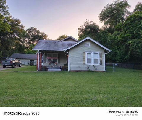 Homes For Sale - 604 N Bledsoe St<br/> Gilmer, TX 75644