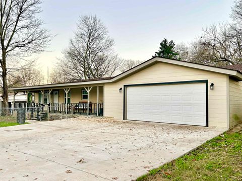 Homes For Sale - 1106 Fairway Dr<br/> Longview, TX 75604