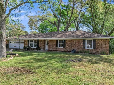 Homes For Sale - 1806 Clinton St<br/> Gregg County, Longview, TX 75604
