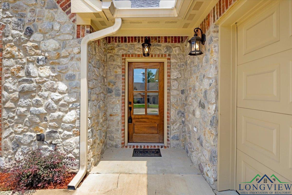 1210 Cobblestone Ct, Carthage, Texas image 2