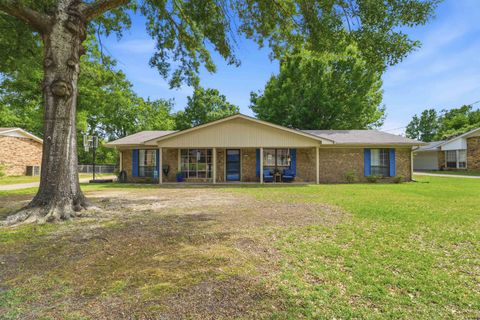 Homes For Sale - 110 E Larkspur St<br/> White Oak, TX 75693