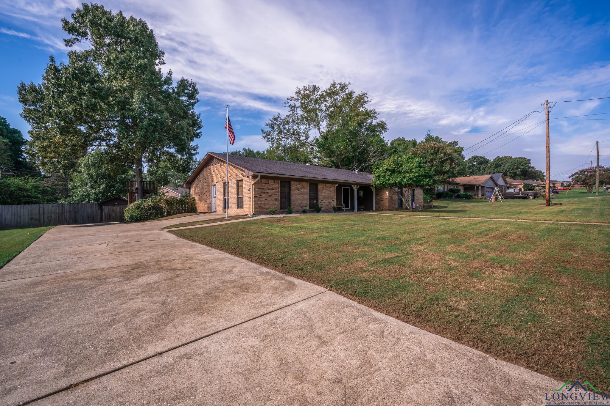 404 E Mari Beth Ln, White Oak, Texas image 4