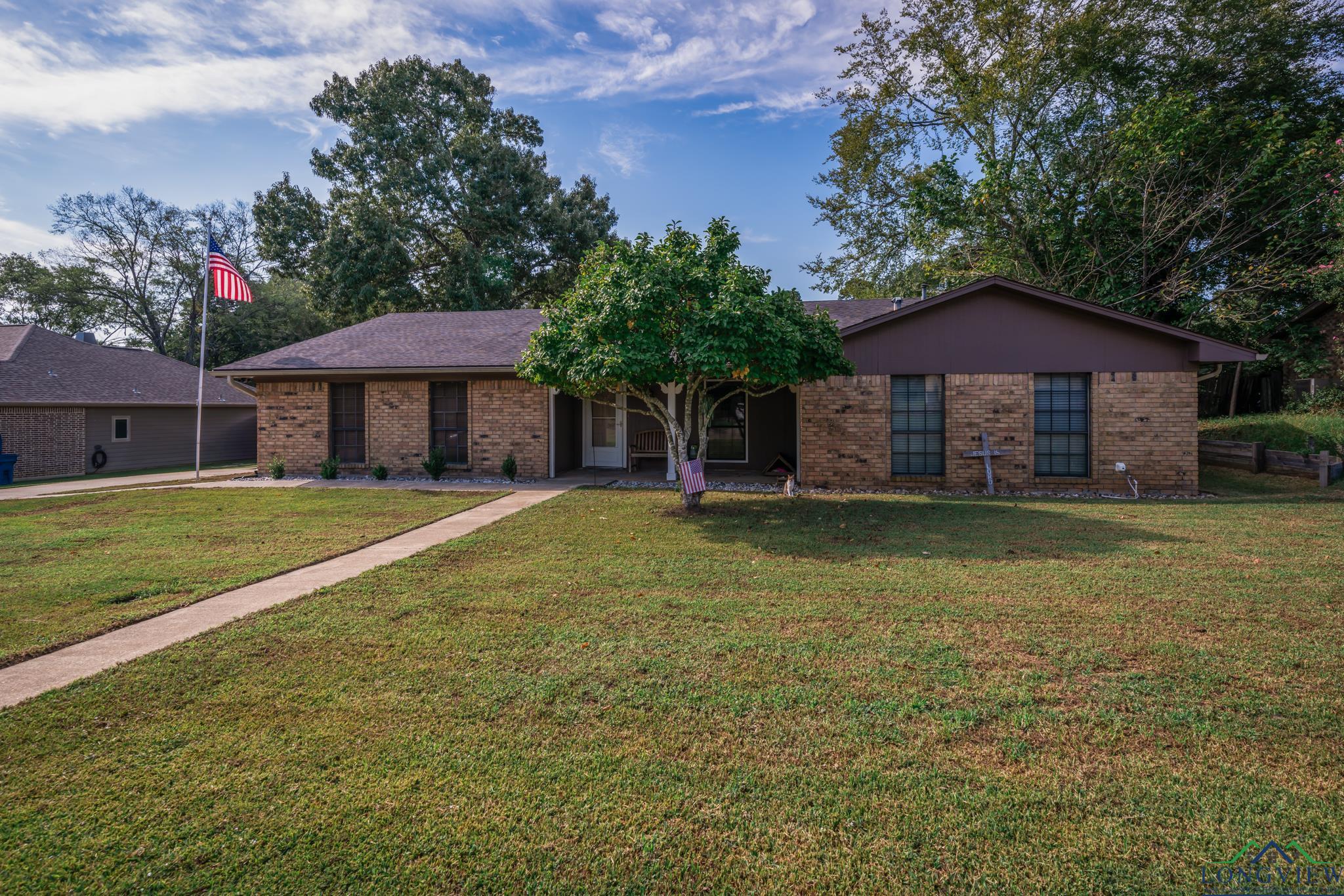 404 E Mari Beth Ln, White Oak, Texas image 1