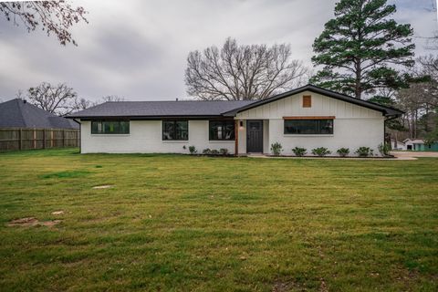 Homes For Sale - 207 N White Oak Rd<br/> White Oak, TX 75693