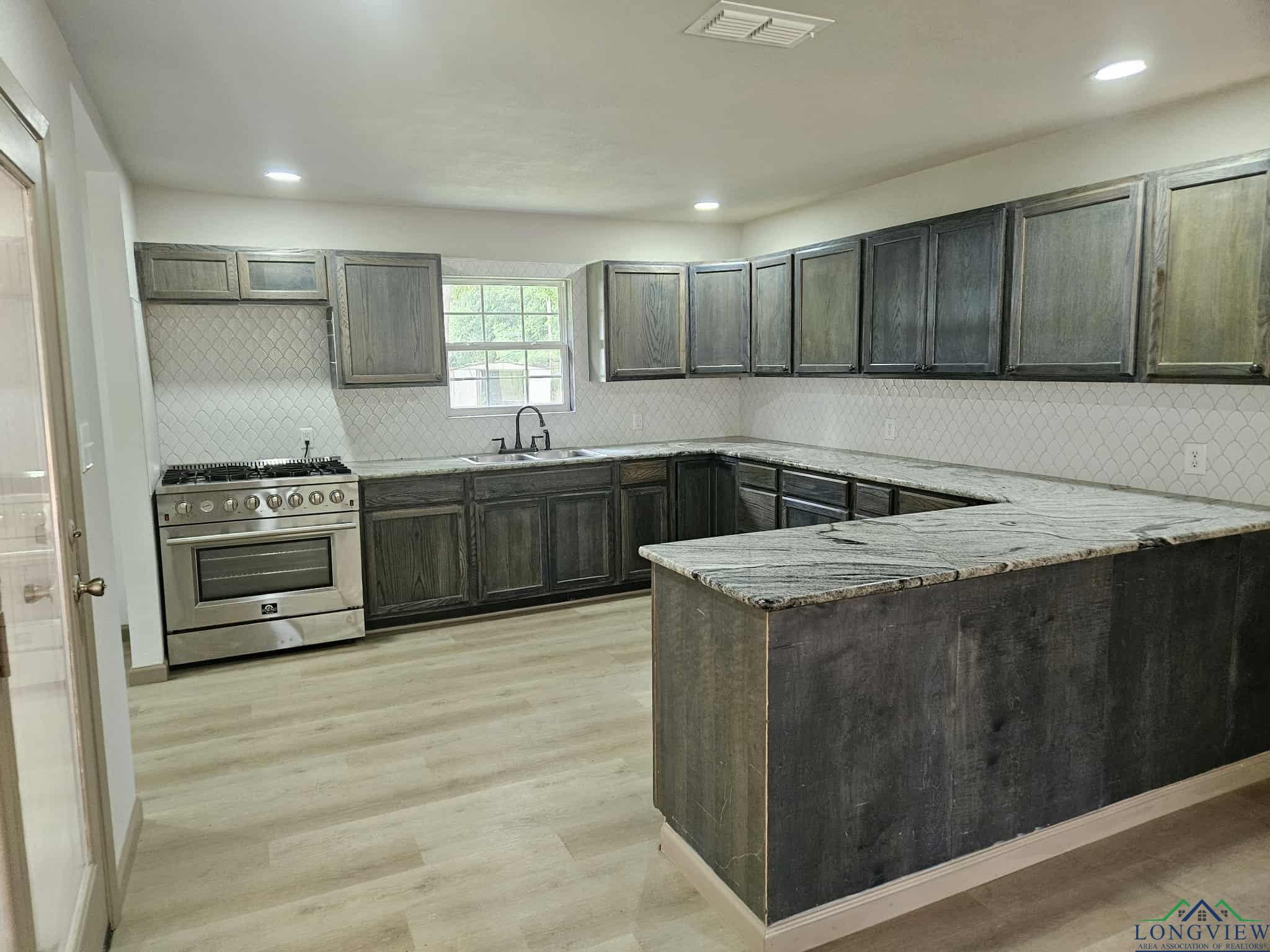 304 Highland, Kilgore, Texas image 6
