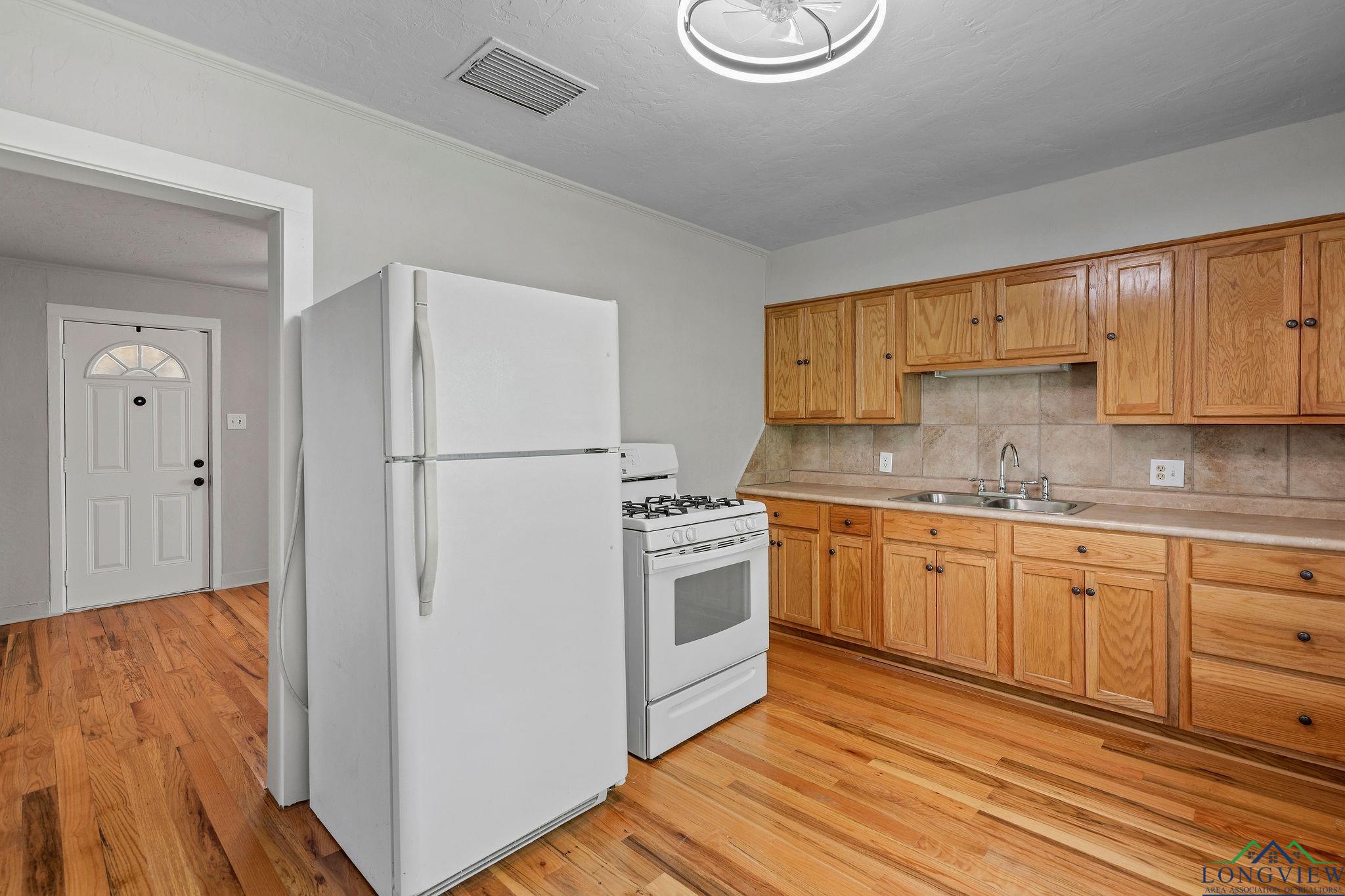 800 W Butler St, Gilmer, Texas image 8