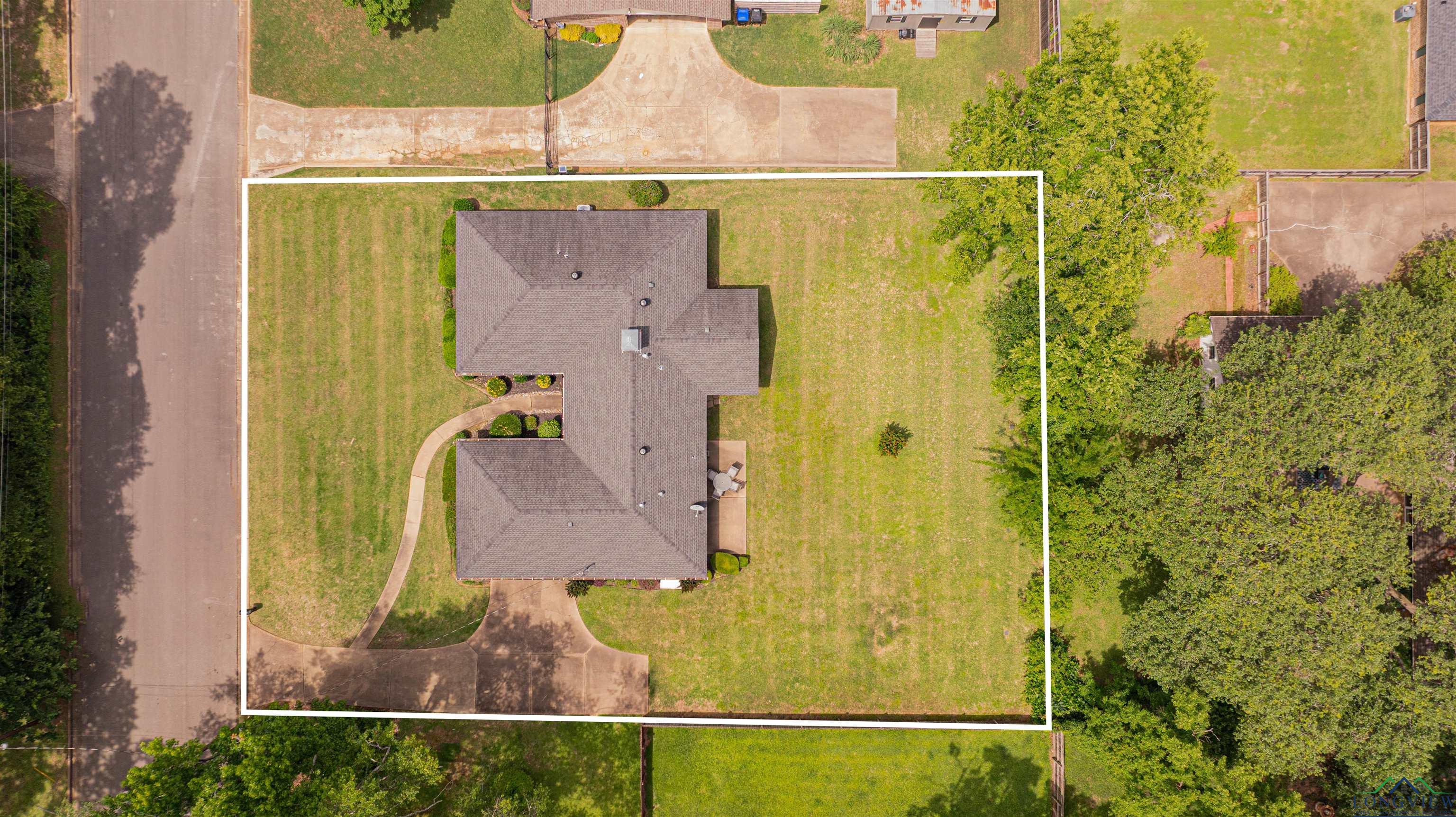 1902 W Warwick Circle, Longview, Texas image 3