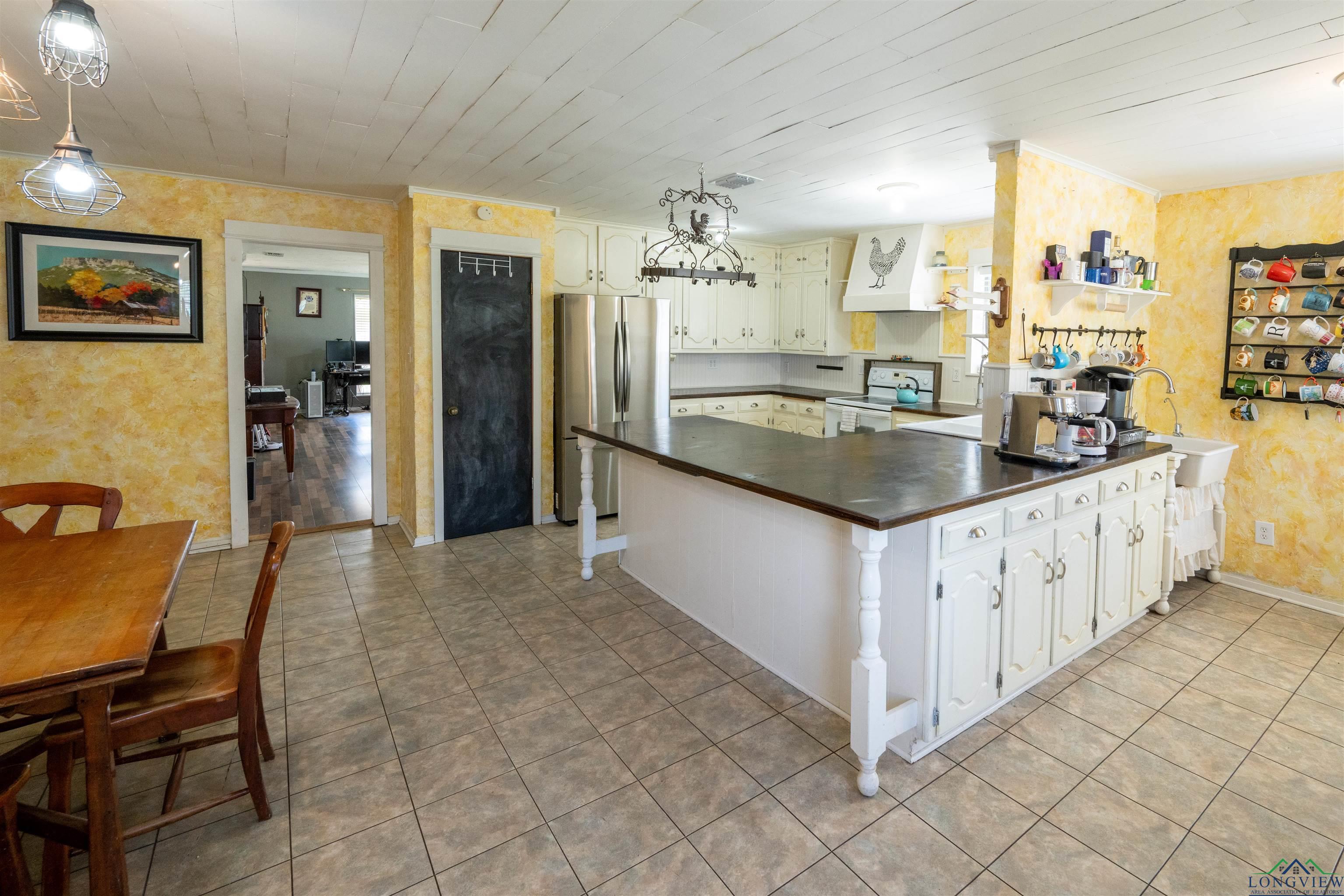 624 W Maple Avenue, Gladewater, Texas image 9