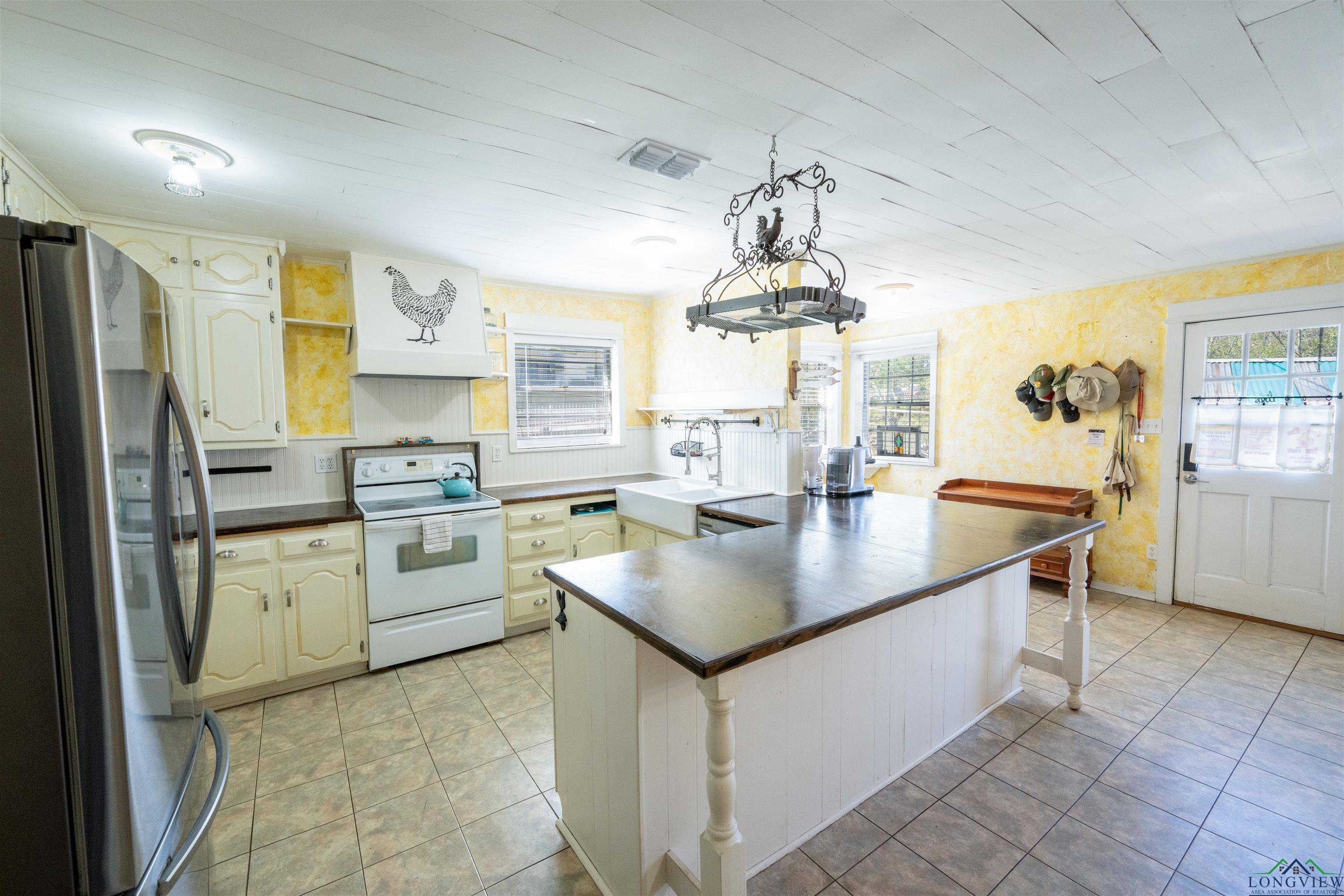 624 W Maple Avenue, Gladewater, Texas image 10