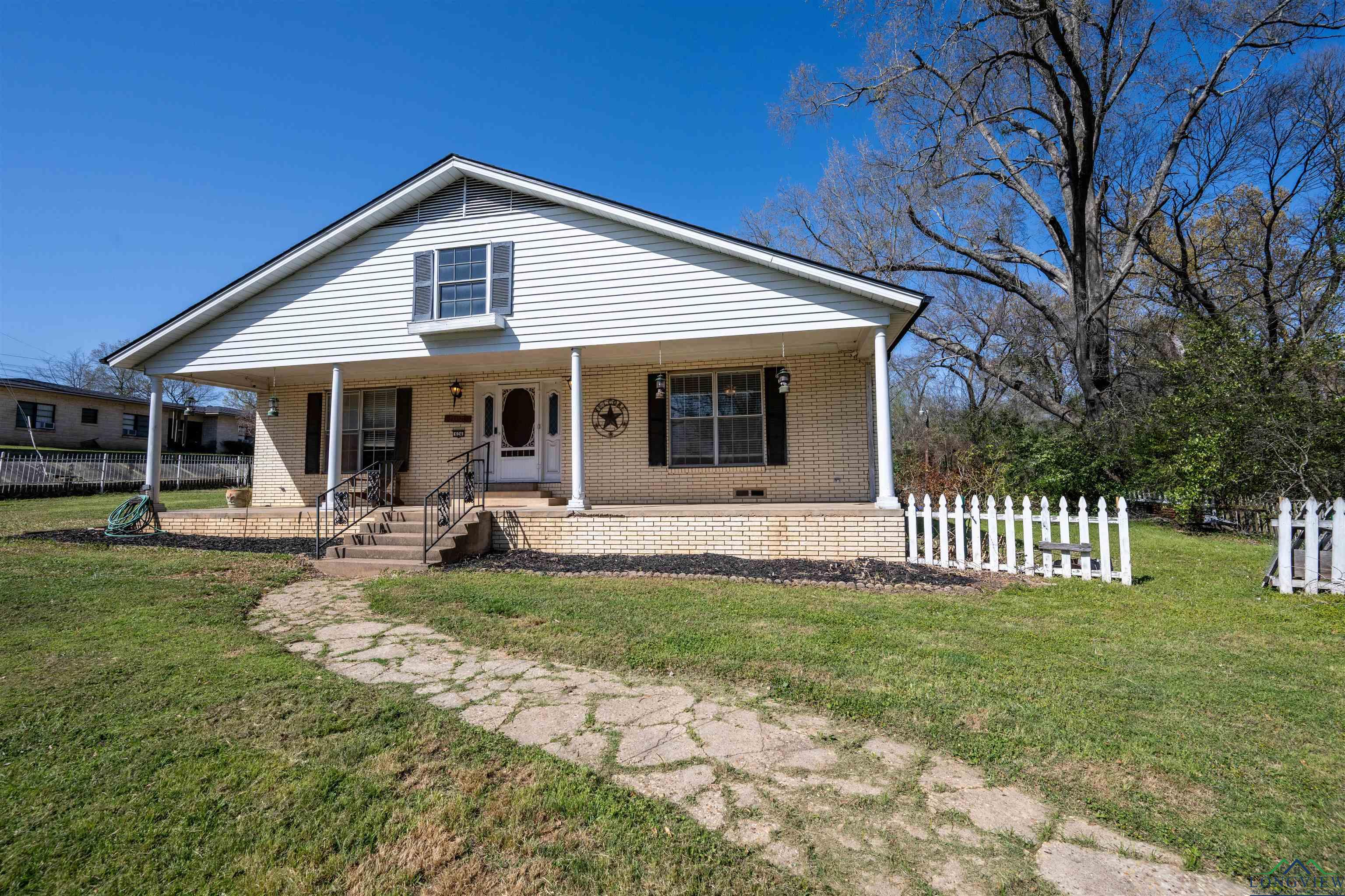 624 W Maple Avenue, Gladewater, Texas image 1