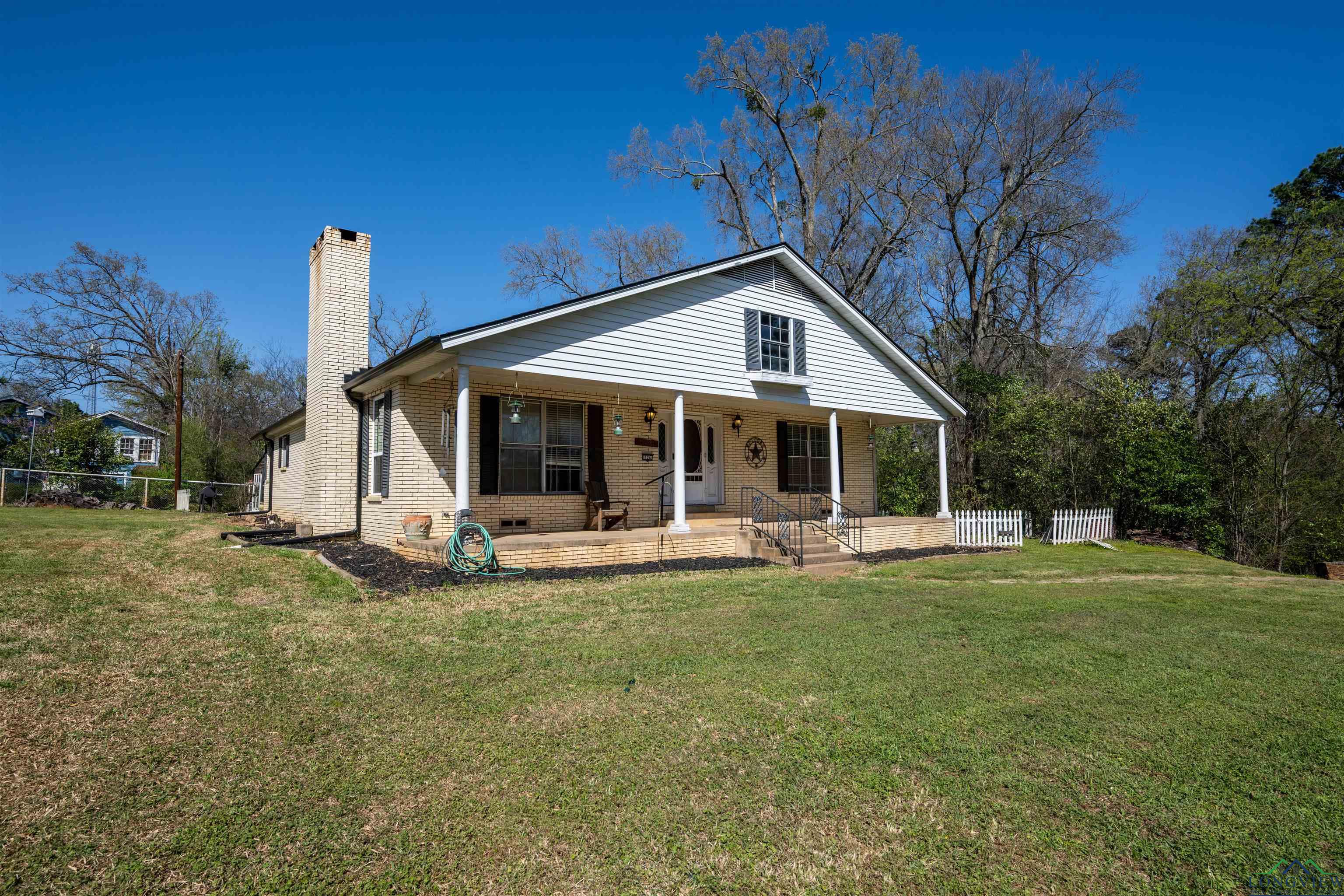 624 W Maple Avenue, Gladewater, Texas image 2
