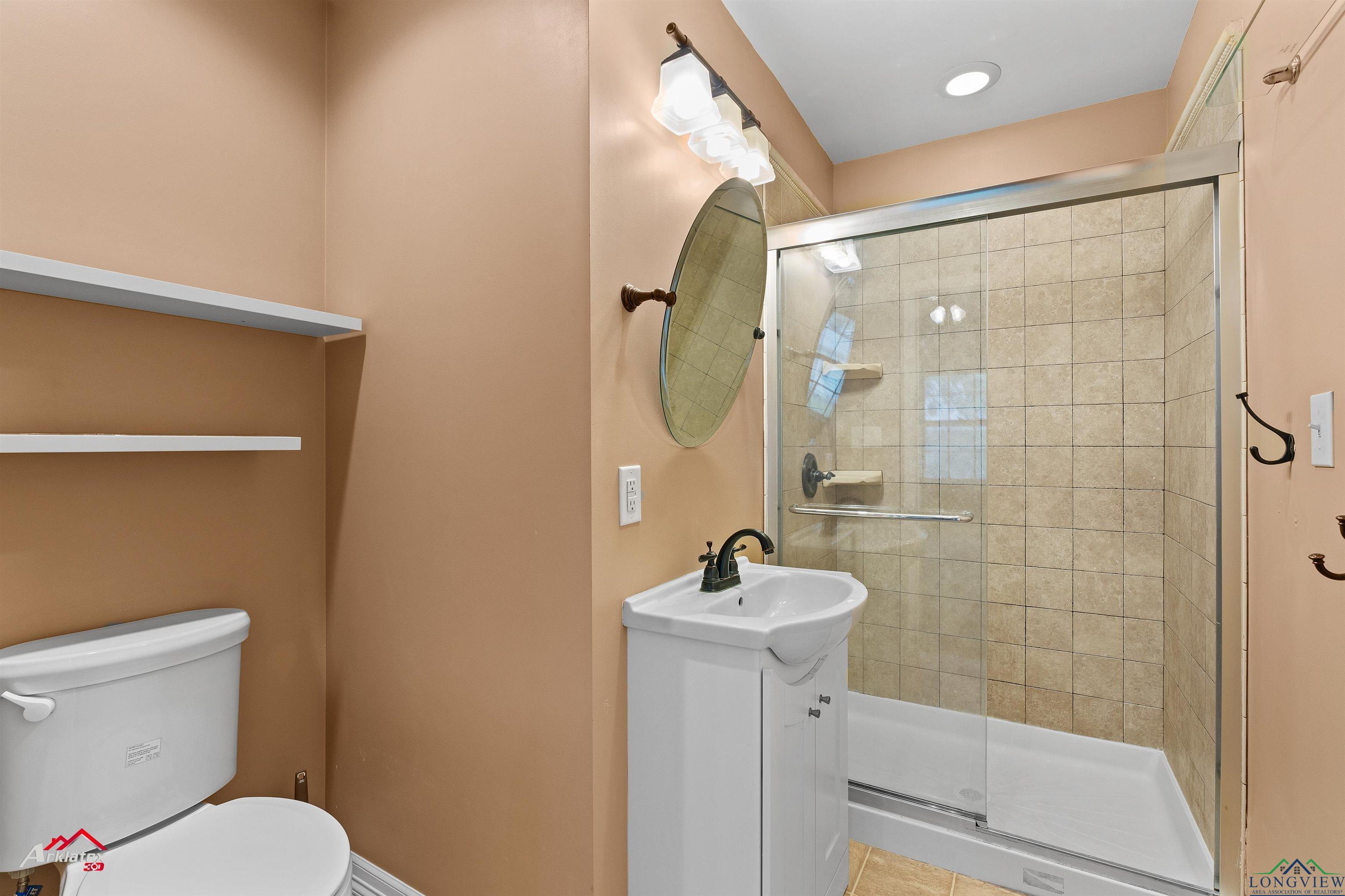 1204 Collins St, Henderson, Texas image 16