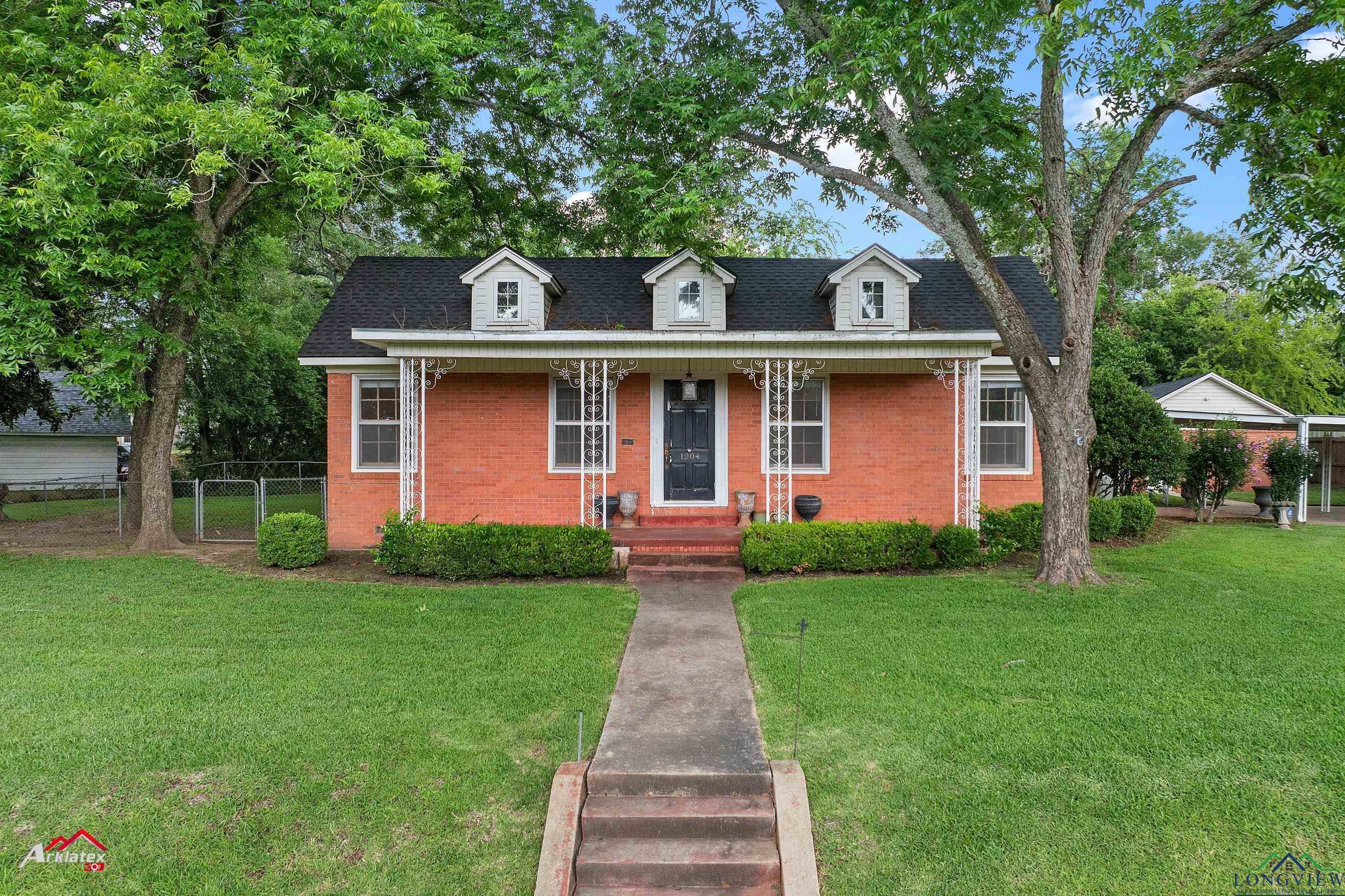1204 Collins St, Henderson, Texas image 1