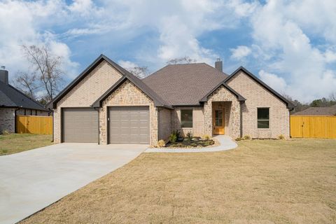 Homes For Sale - 320 Saddle Brook Drive<br/> Hallsville, TX 75650