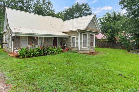 A home in San Augustine