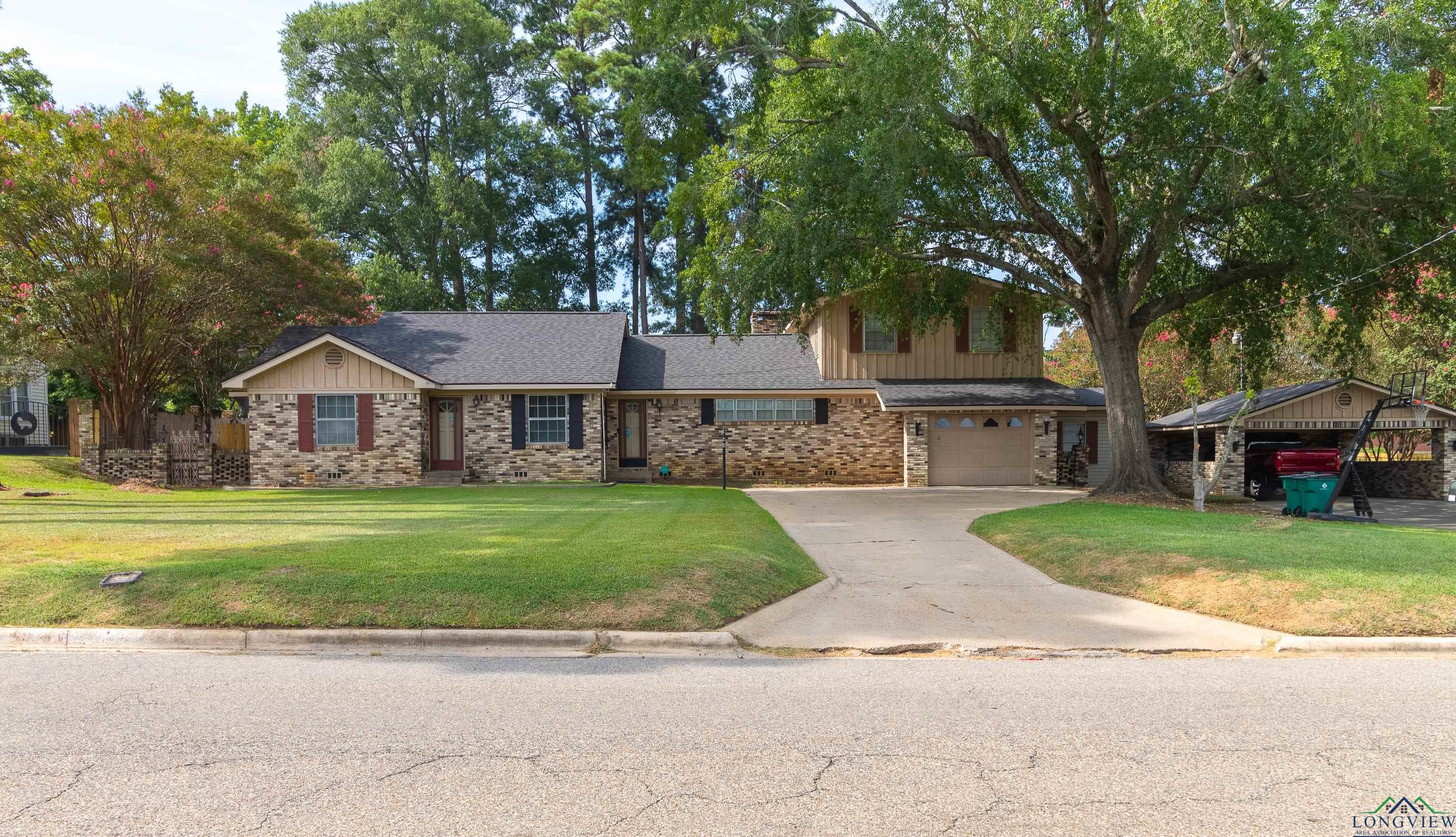 400 W Wellington, Carthage, Texas image 1