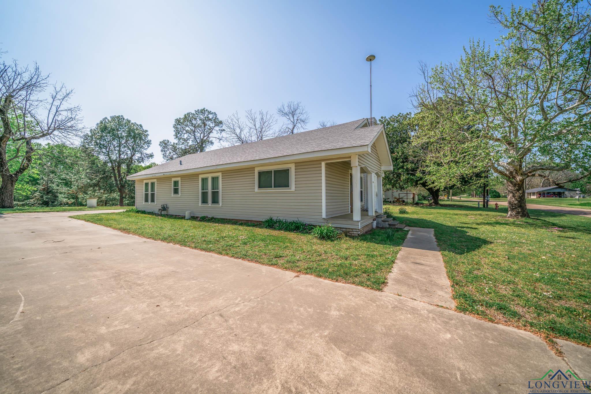 504 Wayne St, Omaha, Texas image 2