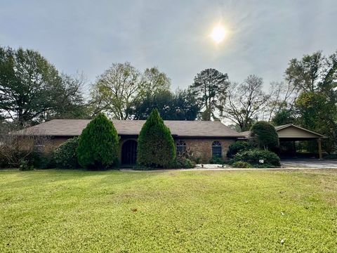 Homes For Sale - 300 Delwood Dr<br/> Longview, TX 75605